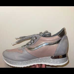 Women’s sneakers 
Size 8